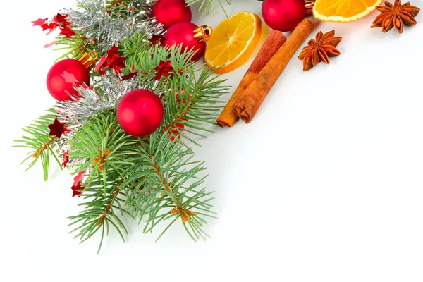 圣诞球和绿色云杉枝条 肉桂棒 星形茴香 橙色孤立在白色的背景 文件的自由篇幅 — 图库照片