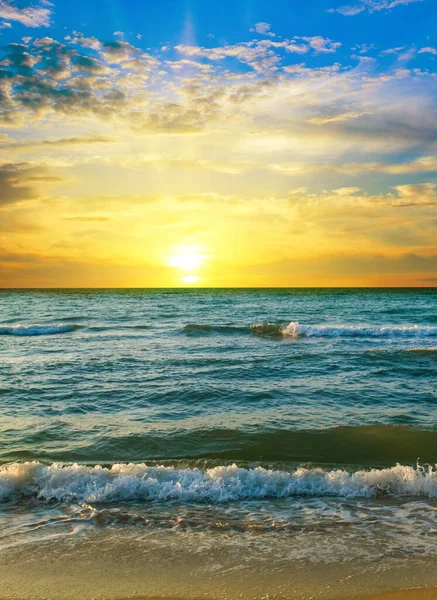 从海底升起的太阳 五彩斑斓的海滩 垂直照片 — 图库照片