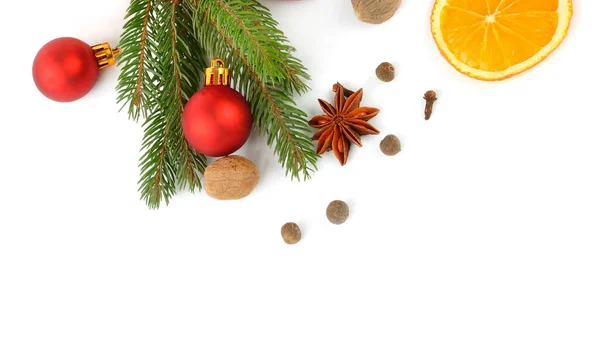 圣诞球和绿色云杉树枝隔离在白色背景上 文件的自由篇幅 — 图库照片
