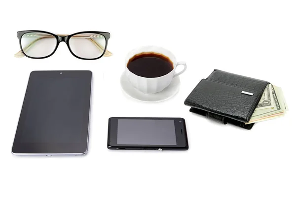 平板电脑 装有美元的钱包 一杯咖啡和白色背景的眼镜 胶原蛋白概念 商业与成功 — 图库照片