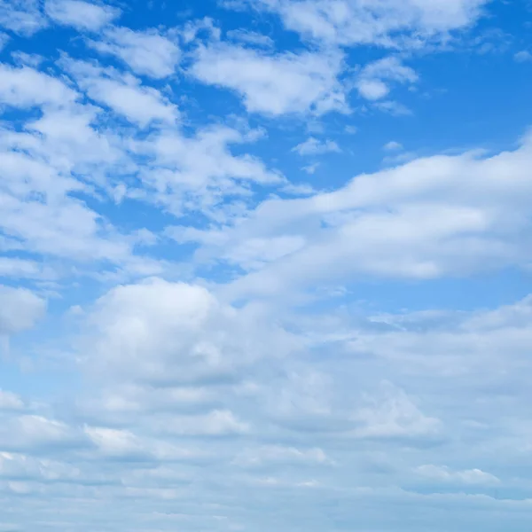 Modrá Obloha Krásnými Přírodními Bílými Mraky — Stock fotografie