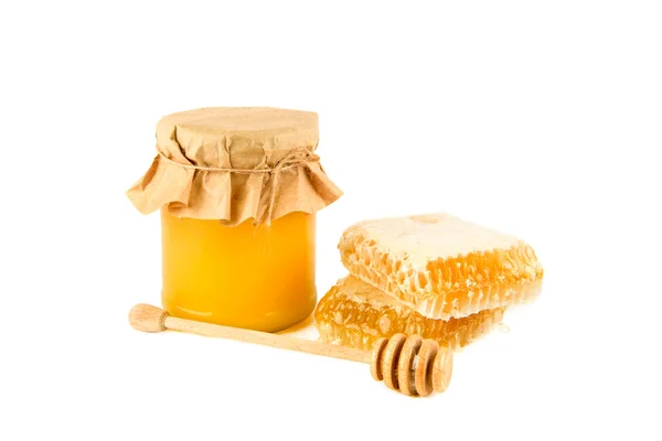 Süße Wabe Honigtopf Und Holzdipper Isoliert Auf Weißem Hintergrund — Stockfoto