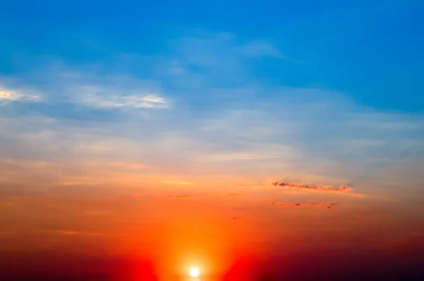 Jasny Wschód Słońca Niebie Chmurami — Zdjęcie stockowe
