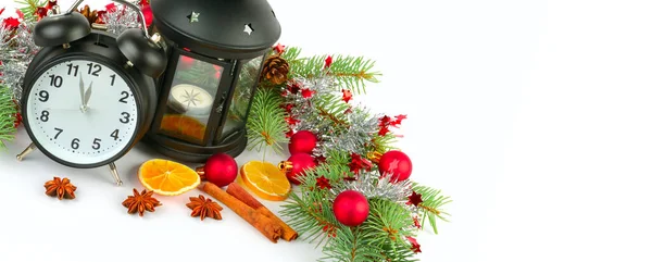Weihnachtsdekor Wecker Laterne Fichtenzweige Weihnachtskugeln Zapfen Zimtstangen Sternanis Orange Isoliert — Stockfoto