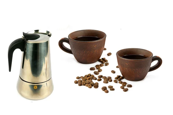 Coffeepot Clay Cups Met Zwarte Koffie Gebrande Koffiebonen Geïsoleerd Witte — Stockfoto