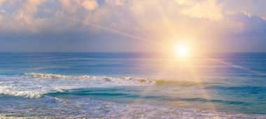 Güzel tropik plaj ve gün doğumu. Geniş resim.