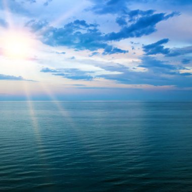 Güzel tropikal plaj ve gün doğumu.