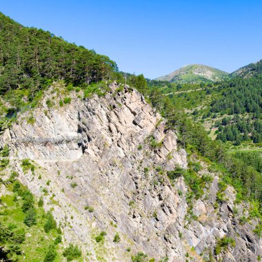 Resimli dağ manzarası, alp yolu ve tünel. Pireneler, Andorra.