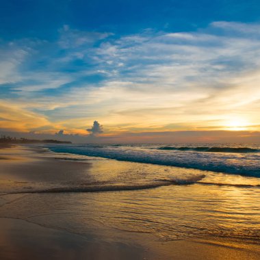 Güzel tropikal deniz ve gün batımı.