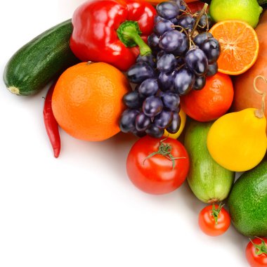 Meyveler ve sebzeler beyaz arka planda izole edilmiş. Metin için boş alan.