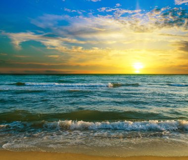 Güzel tropikal deniz ve gün doğumu.