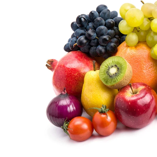 Meyveler ve sebzeler beyaz arka planda izole edilmiş. Metin için boş alan.