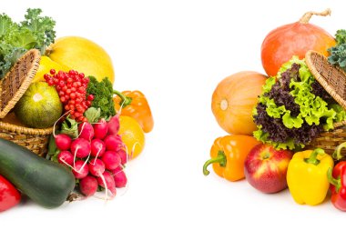 Beyaz arka planda yalıtılmış sepetteki meyve ve sebzeler. Metin için boş alan. Kolaj.