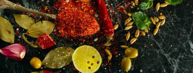 Siyah arka planda çeşitli baharatlar. Geniş resim.