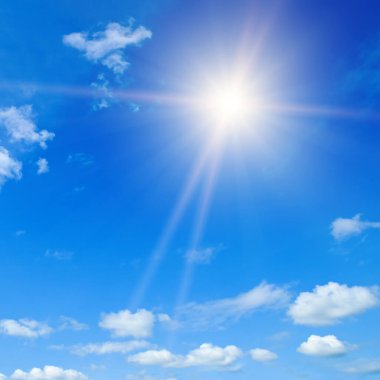 Mavi gökyüzü, güneş ve güzel doğal beyaz bulutlar..