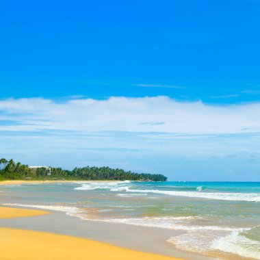 Güzel tropikal deniz ve mavi gökyüzü arkaplanı.
