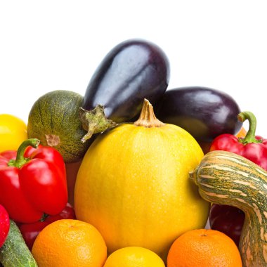 meyve ve sebzeler beyaz arka planda izole edilmiştir.