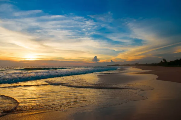 热带海滩和美丽的日落 — 图库照片
