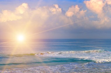 Tropik plaj ve güzel gün doğumu.