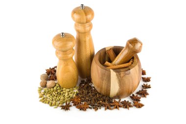 Havan topu, el değirmeni ve baharatlar beyaz arka planda izole edilmiş..