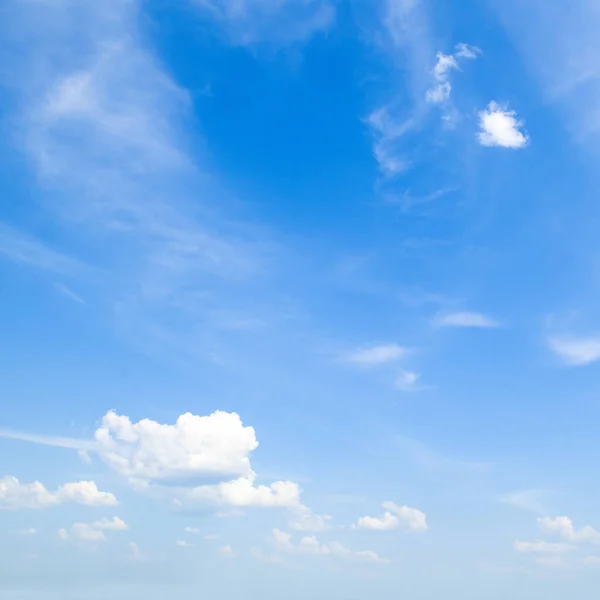 Céu Azul Com Nuvens Cirro Claras — Fotografia de Stock