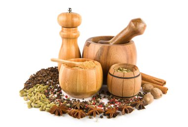 Havan topu, el değirmeni ve baharatlar beyaz arka planda izole edilmiş..