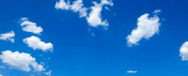 Blå Himmel Med Vackra Naturliga Moln Brett Foto — Stockfoto