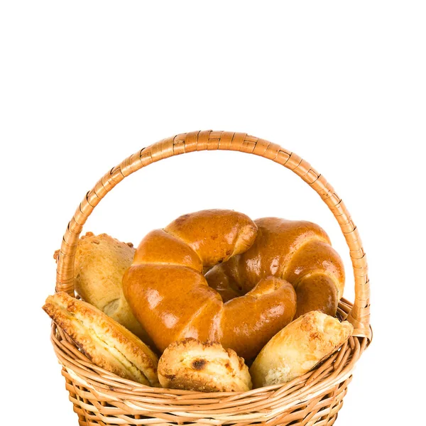 Croissanty Babeczki Inne Słodkie Wypieki Wiklinowym Koszu Izolowanym Białym Tle — Zdjęcie stockowe