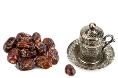 Beyaz arka planda izole edilmiş güzel bir fincanda kurutulmuş hurma ve çay. Kolaj. Metin için boş alan.