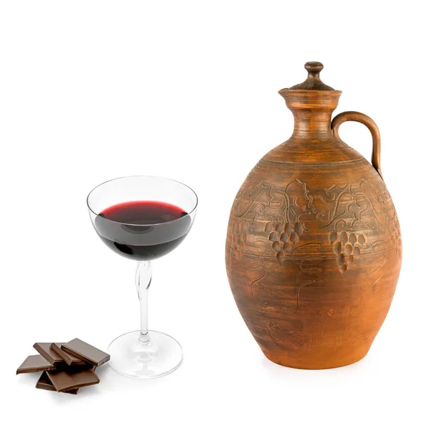 Brocca Argilla Vino Bicchiere Vino Rosso Cioccolato Isolato Sfondo Bianco — Foto Stock