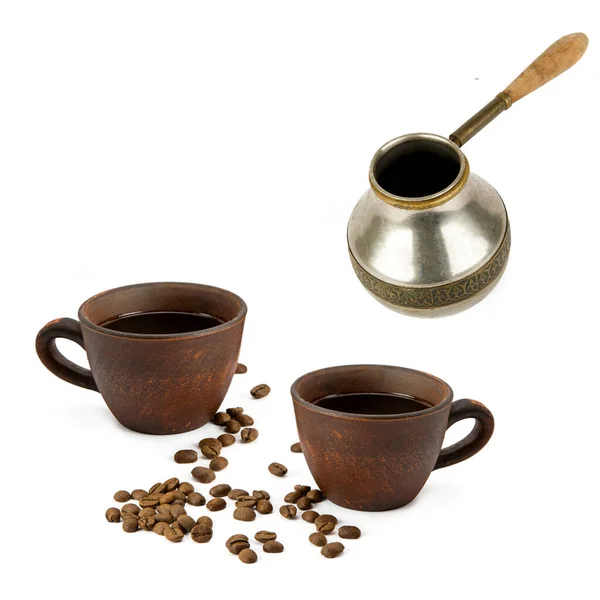 コーヒーポット 黒コーヒーと白を背景に隔離されたローストコーヒー豆とクレイカップ コラージュ テキストのためのフリースペース — ストック写真