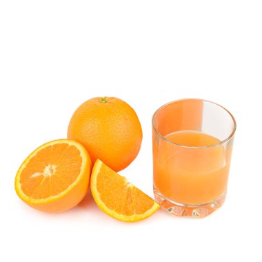 Beyaz arkaplanda izole edilmiş portakal suyu.