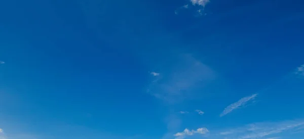 Голубое Небо Легкими Облаками Широкое Фото — стоковое фото