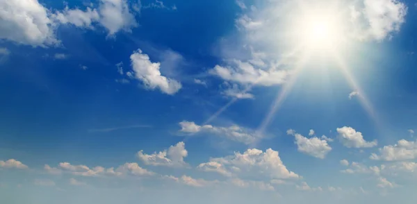 Mavi Gökyüzünde Parlak Bulutlar Parlak Güneş Geniş Resim — Stok fotoğraf