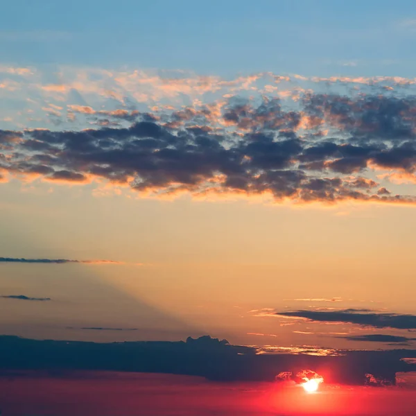 Céu Azul Com Nuvens Bonitas Nascer Sol Vibrante — Fotografia de Stock