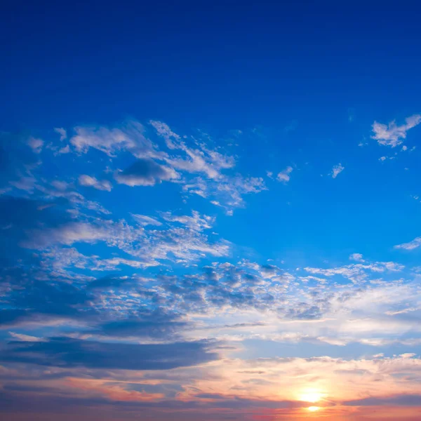 Blå Himmel Med Vackra Moln Och Pulserande Soluppgång — Stockfoto
