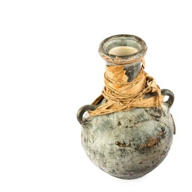 Beyaz arka planda izole edilmiş seramik amforo. Metin için boşluk var.