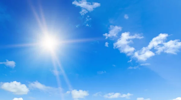 青い空の光の雲と明るい太陽 — ストック写真