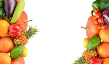 Meyveler ve sebzeler beyaz arka planda izole edilmiş. Kolaj. Metin için boşluk var.