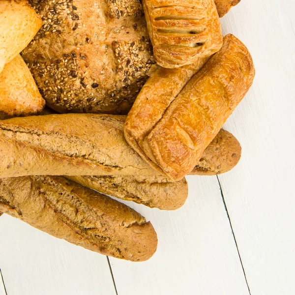 Chléb Bagety Sladké Pečivo Bílém Pozadí — Stock fotografie