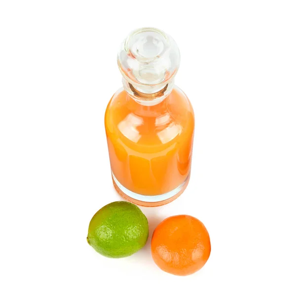 白地に単離された瓶内の柑橘類とフルーツジュースのセット — ストック写真