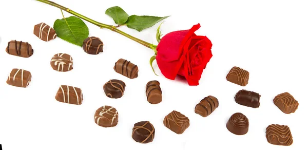 Шоколадные Конфеты Красная Роза Изолированы Белом Фоне Широкое Фото — стоковое фото