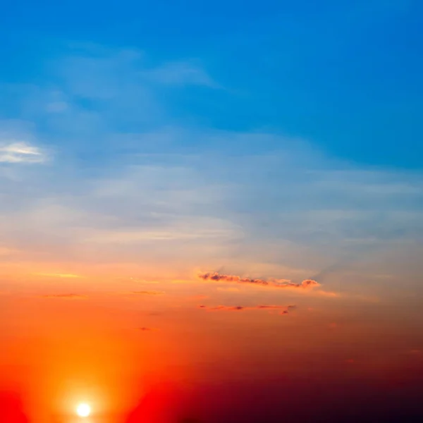Nascer Sol Contra Céu Azul — Fotografia de Stock