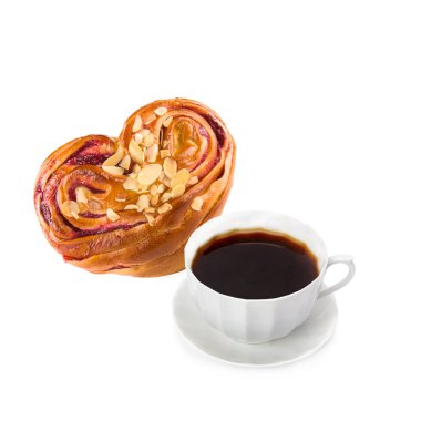 Güzel bir fincanda kahve ve beyaz arka planda izole edilmiş iştah açıcı hamur işleri..