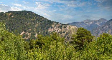 Boğa Dağları 'nın resimli yamaçları ve zirveleri. Hindi. Geniş resim.
