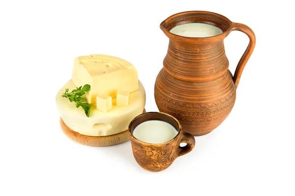 Sýr Mléko Hliněném Džbánu Hrnek Izolované Bílém Pozadí — Stock fotografie