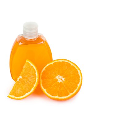 Beyaz arka planda güneş yanığı ve güneş yanığı için kozmetik ürünler var. Metin için boş alan.