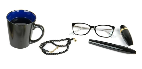 Tasse Kaffee Brille Kosmetik Und Schmuck Isoliert Auf Weißem Hintergrund — Stockfoto