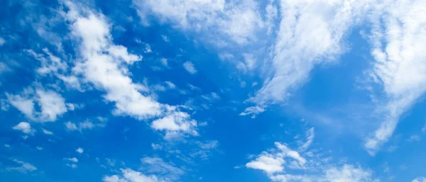 Cielo Blu Con Belle Nuvole Bianche Naturali Ampia Foto — Foto Stock