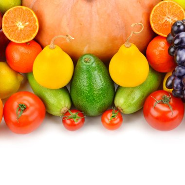 Beyaz arka planda izole edilmiş çeşitli sebzeler ve meyveler. Metin için boş alan.